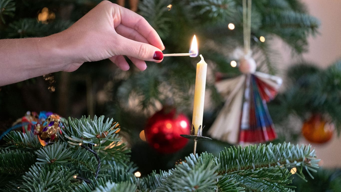Kerze am Weihnachtsbaum
