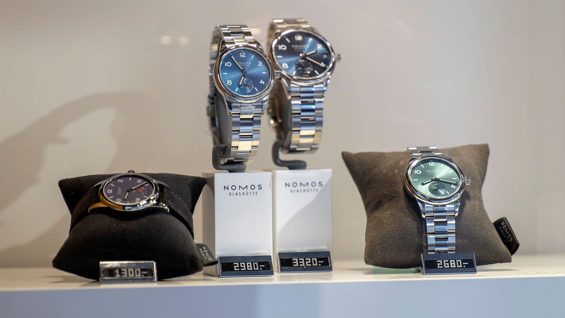 Schaufenster eines Juweliers, mit Luxusuhren Schaufenster eines Juweliers, mit Luxusuhren