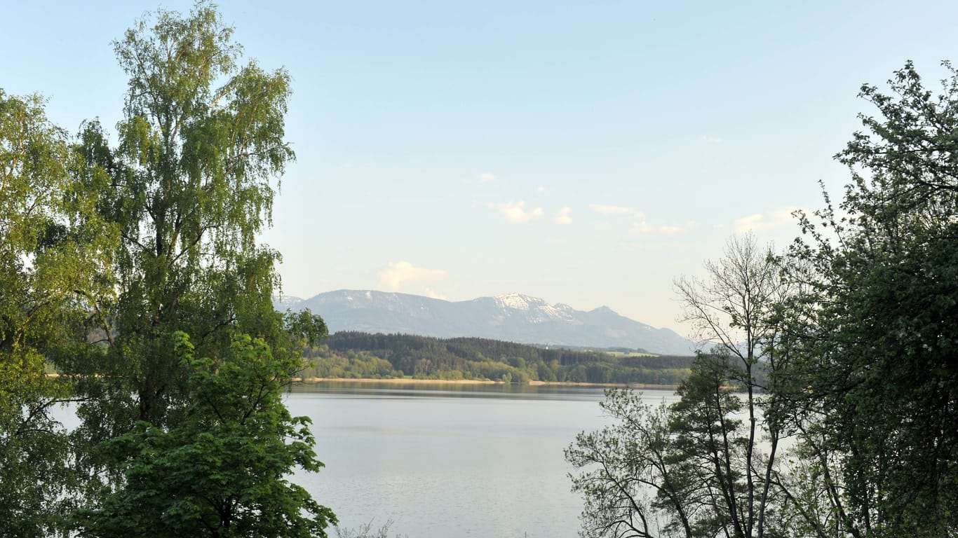 Der Simssee bei Rosenheim (Bayern): Das teuerste Haus des Jahres 2023 liegt an diesem lauschigen Ort.