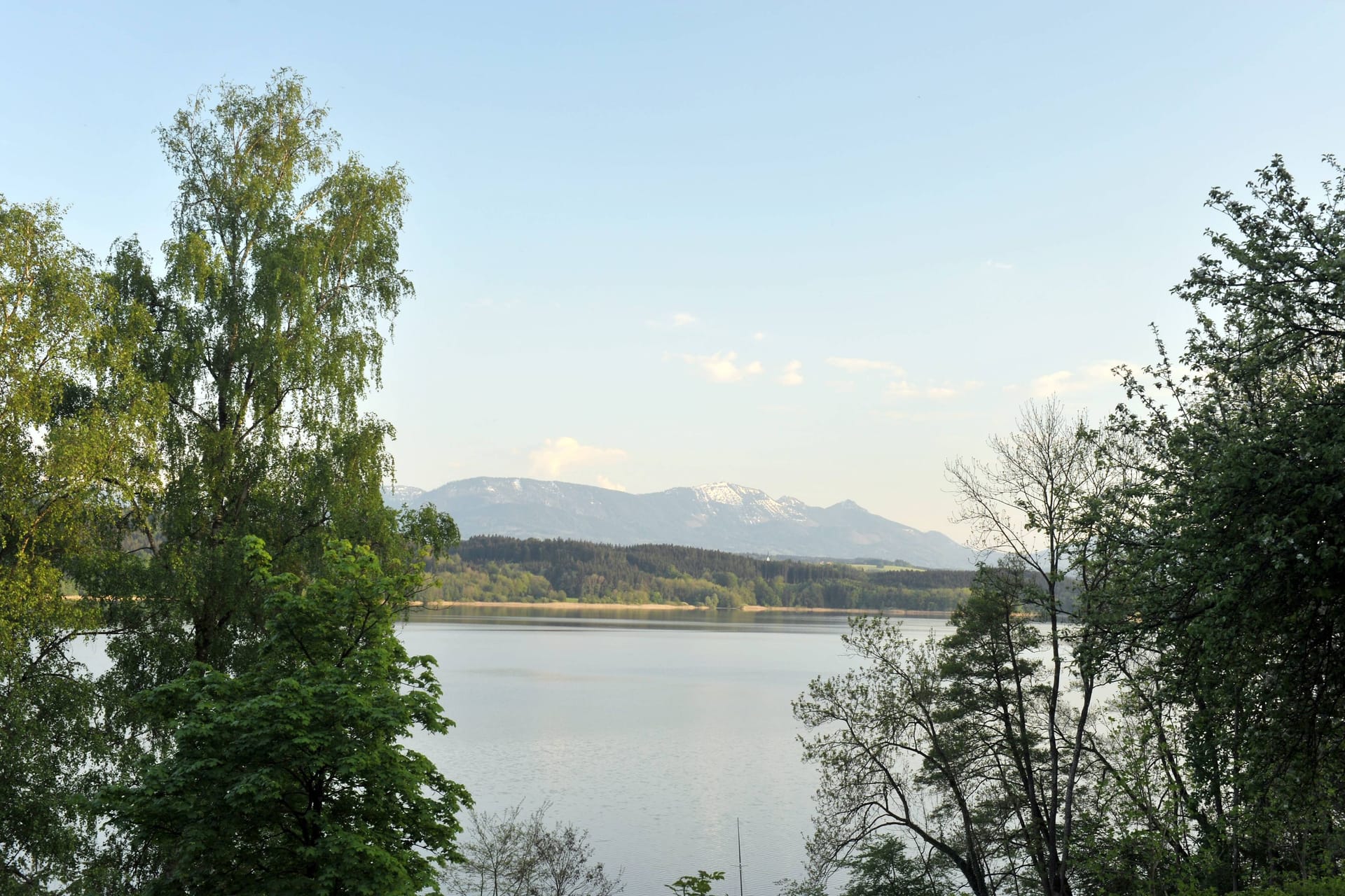 Der Simssee bei Rosenheim (Bayern): Das teuerste Haus des Jahres 2023 liegt an diesem lauschigen Ort.