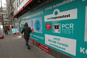 Ein Corona-Testzentrum in der Kölner Innenstadt (Archivbild): Zwei Kölner haben durch den angeblichen Betrieb eines Testzentrums betrogen.