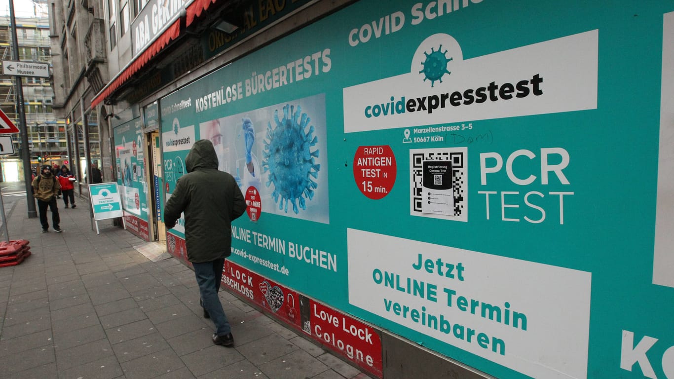 Ein Corona-Testzentrum in der Kölner Innenstadt (Archivbild): Zwei Kölner haben durch den angeblichen Betrieb eines Testzentrums betrogen.