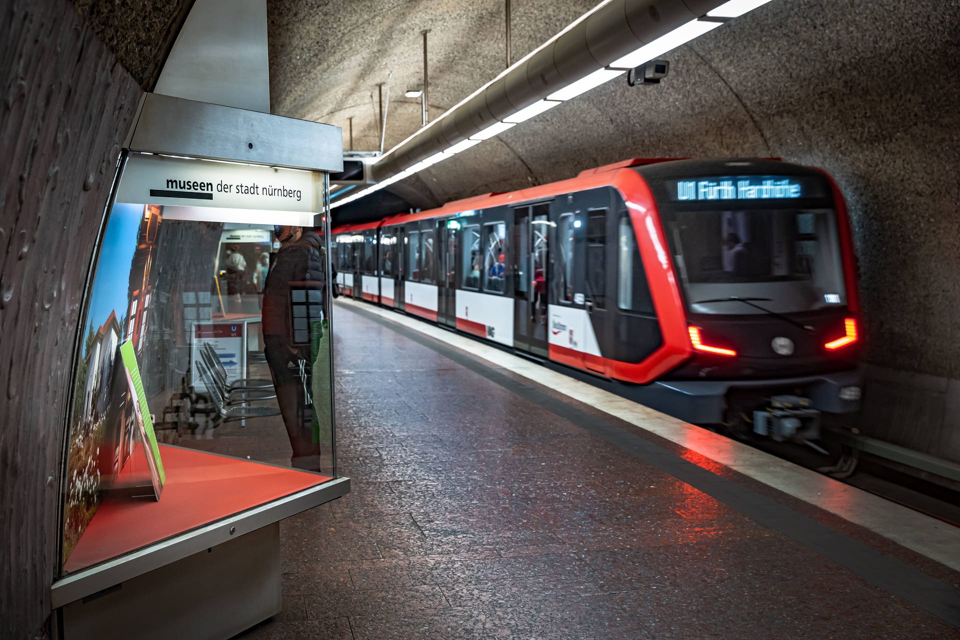 Eine U-Bahn an der Lorenzkirche (Archivbild): Der Bahnhof ist bald nicht mehr durchgängig barrierefrei.