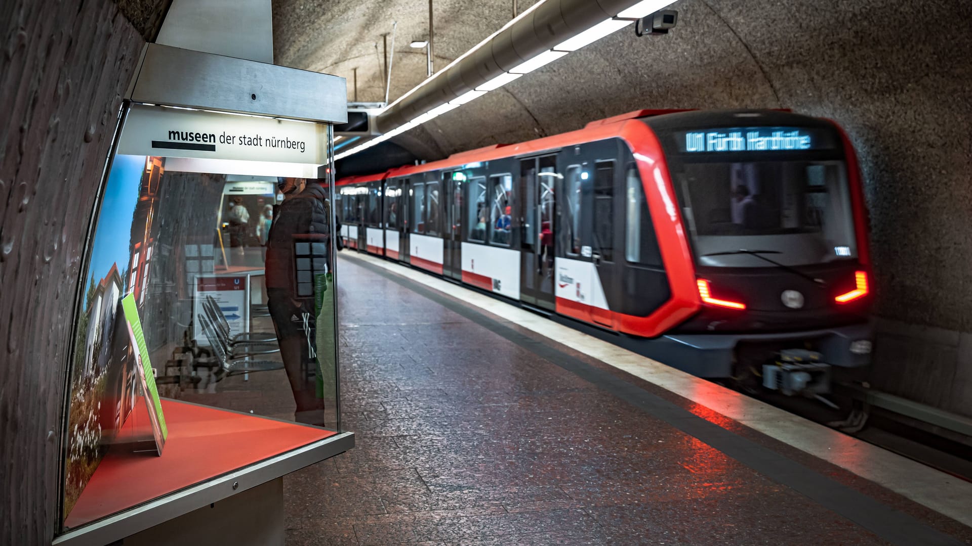 Eine U-Bahn an der Lorenzkirche (Archivbild): Der Bahnhof ist bald nicht mehr durchgängig barrierefrei.