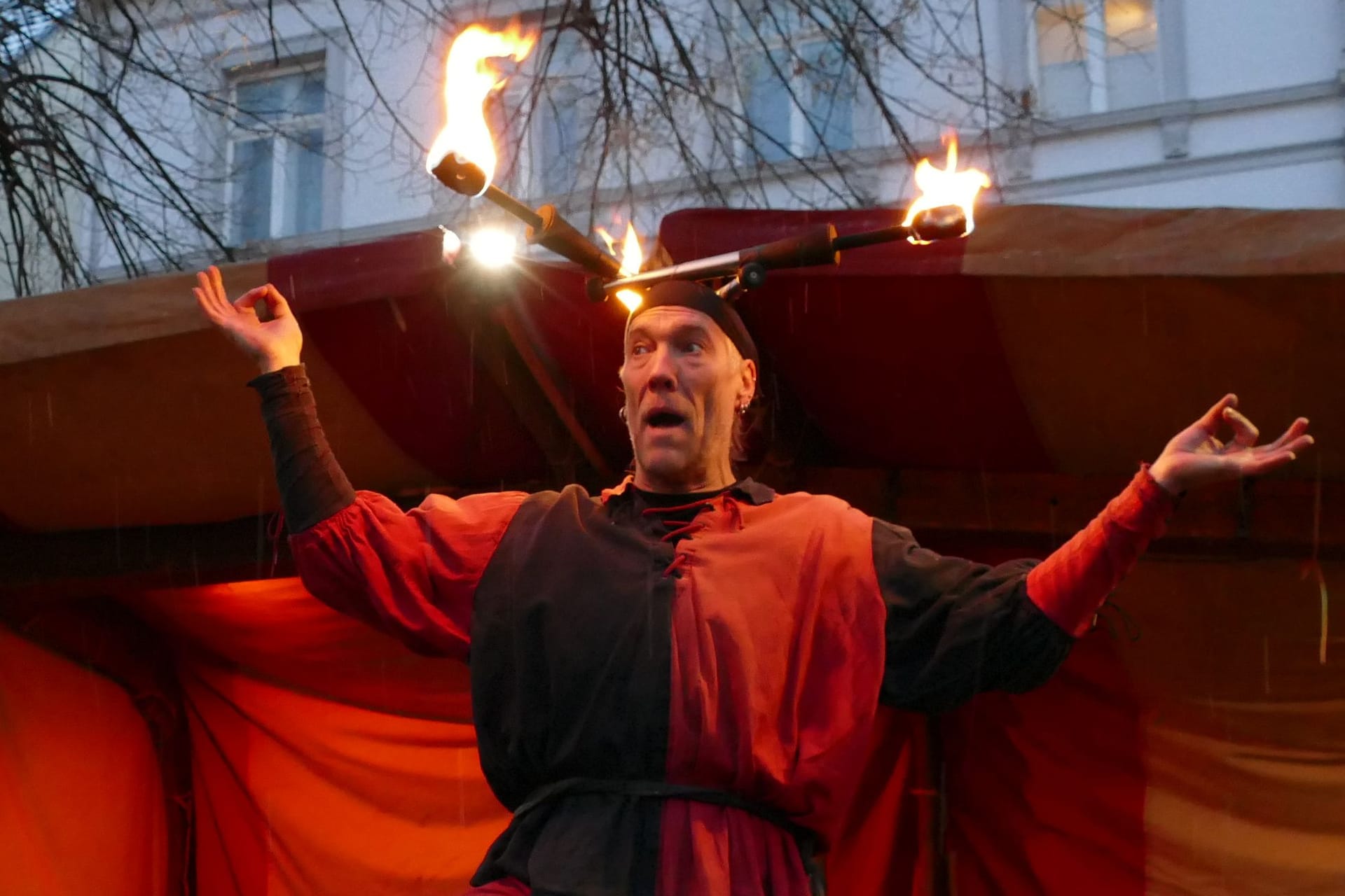 Lupus der Gaukler: Seit fast 20 Jahren ist er fester Bestandteil des Weihnachtsmarkts und jongliert dort täglich mit Fackeln.