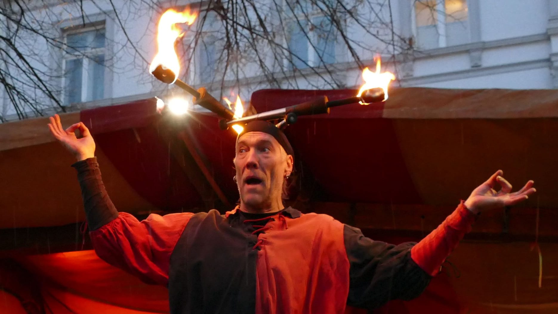 Lupus der Gaukler: Seit fast 20 Jahren ist er fester Bestandteil des Weihnachtsmarkts und jongliert dort täglich mit Fackeln.