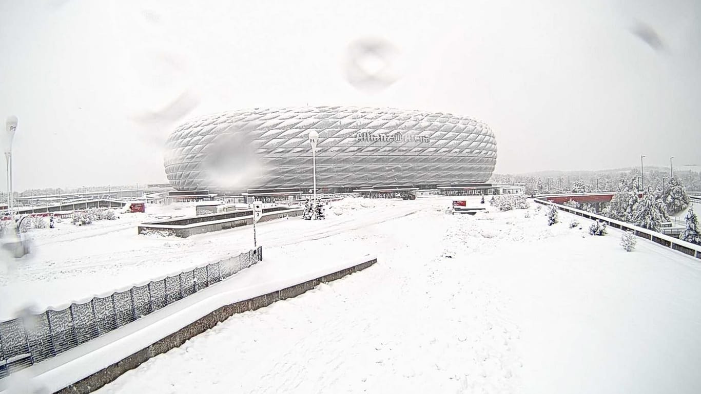 Die zugeschneite Allianz Arena: Das Bayern-Spiel gegen Union Berlin fällt aufgrund der Witterung aus.