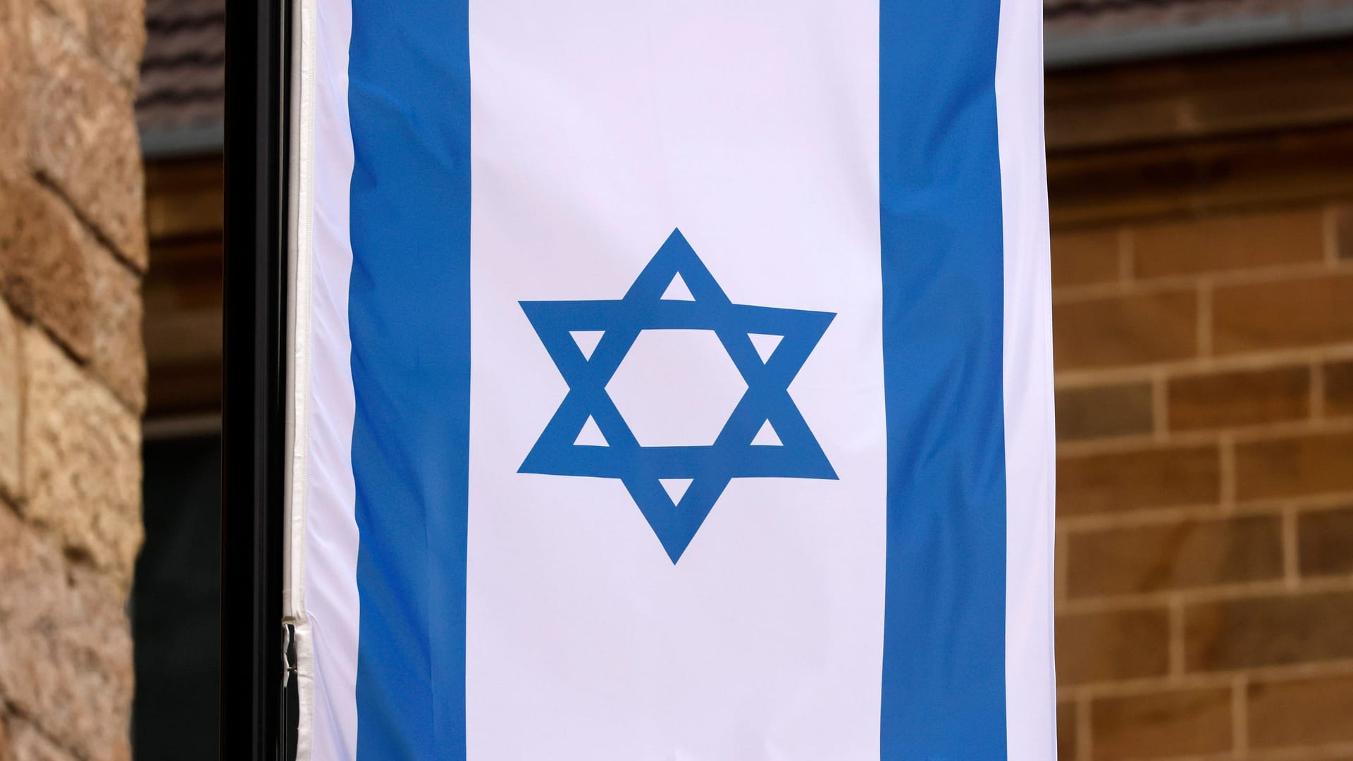 Eine israelische Flagge weht an einer Synagoge in Köln (Symbolbild): Die Polizei prüft einen Zusammenhang zwischen der Flagge und der Tat. Eine israelische Flagge weht an einer Synagoge in Köln (Symbolbild): Die Polizei prüft einen Zusammenhang zwischen der Flagge und der Tat.