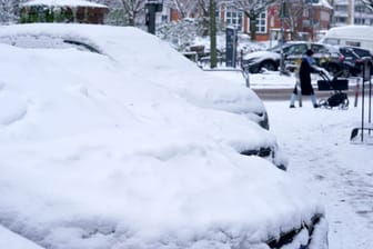 Eine dicke Schneeschicht liegt auf geparkten Fahrzeugen im Stadtteil Eimsbüttel: Das Wetter könnte gefährlich werden.
