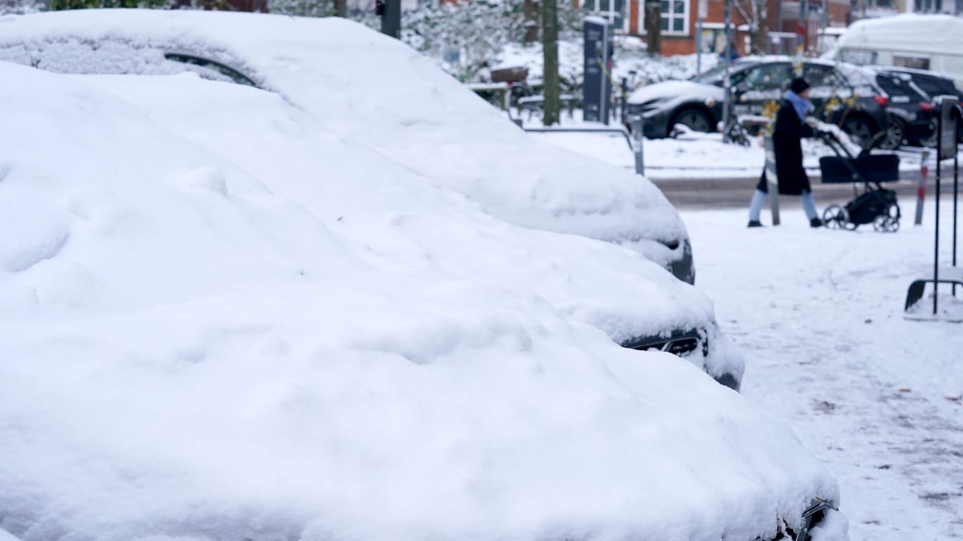 Eine dicke Schneeschicht liegt auf geparkten Fahrzeugen im Stadtteil Eimsbüttel: Das Wetter könnte gefährlich werden.