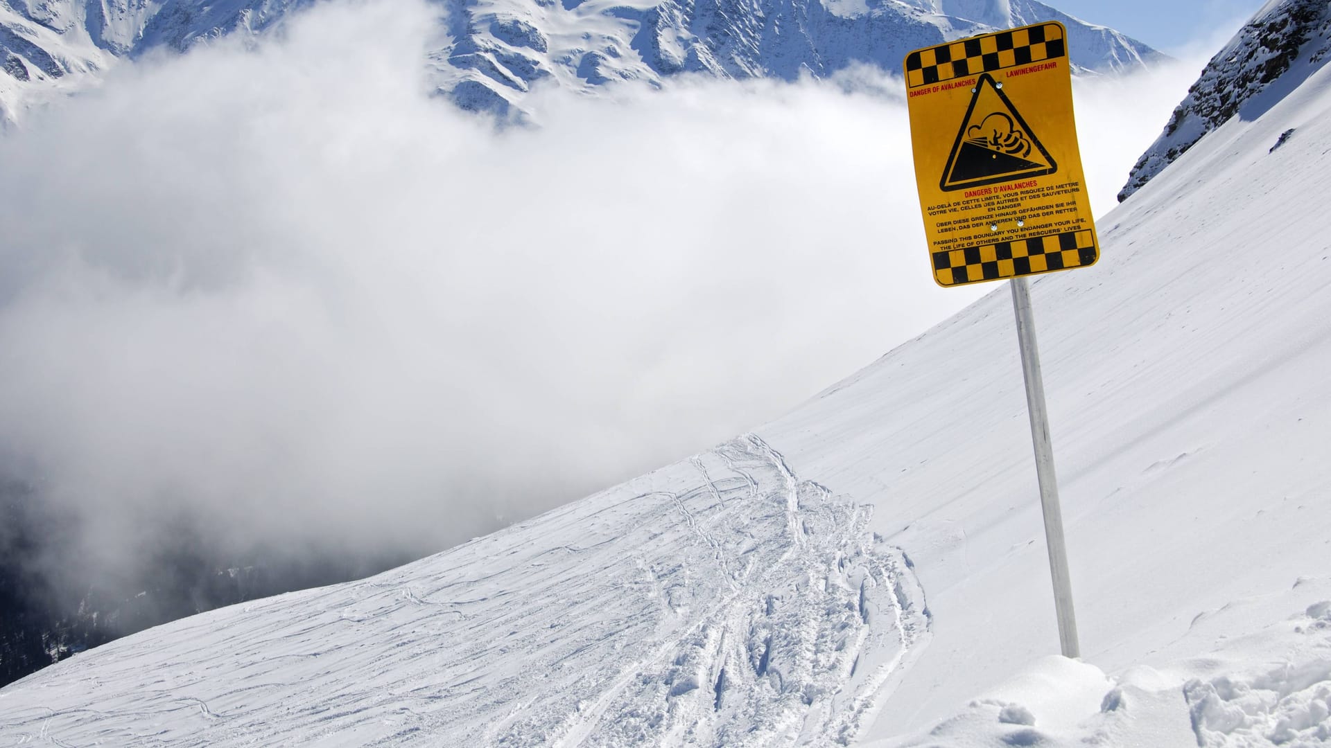 Ein Lawinenwarnschild am Mont Blanc (Archivbild): Bei einem Lawinenabgang starben zwei Menschen.