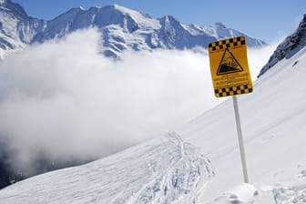 Ein Lawinenwarnschild am Mont Blanc (Archivbild): Bei einem Lawinenabgang starben zwei Menschen.
