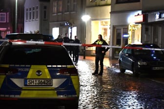 In Heide im Kreis Dithmarschen ist ein Mann am Sonnabend getötet worden: Ein Hamburger wurde mit schweren Verletzungen ins Krankenhaus gebracht.