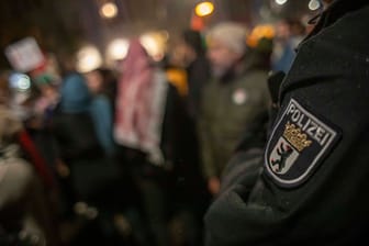 Ein Berliner Polizist am Rande einer Demonstration
