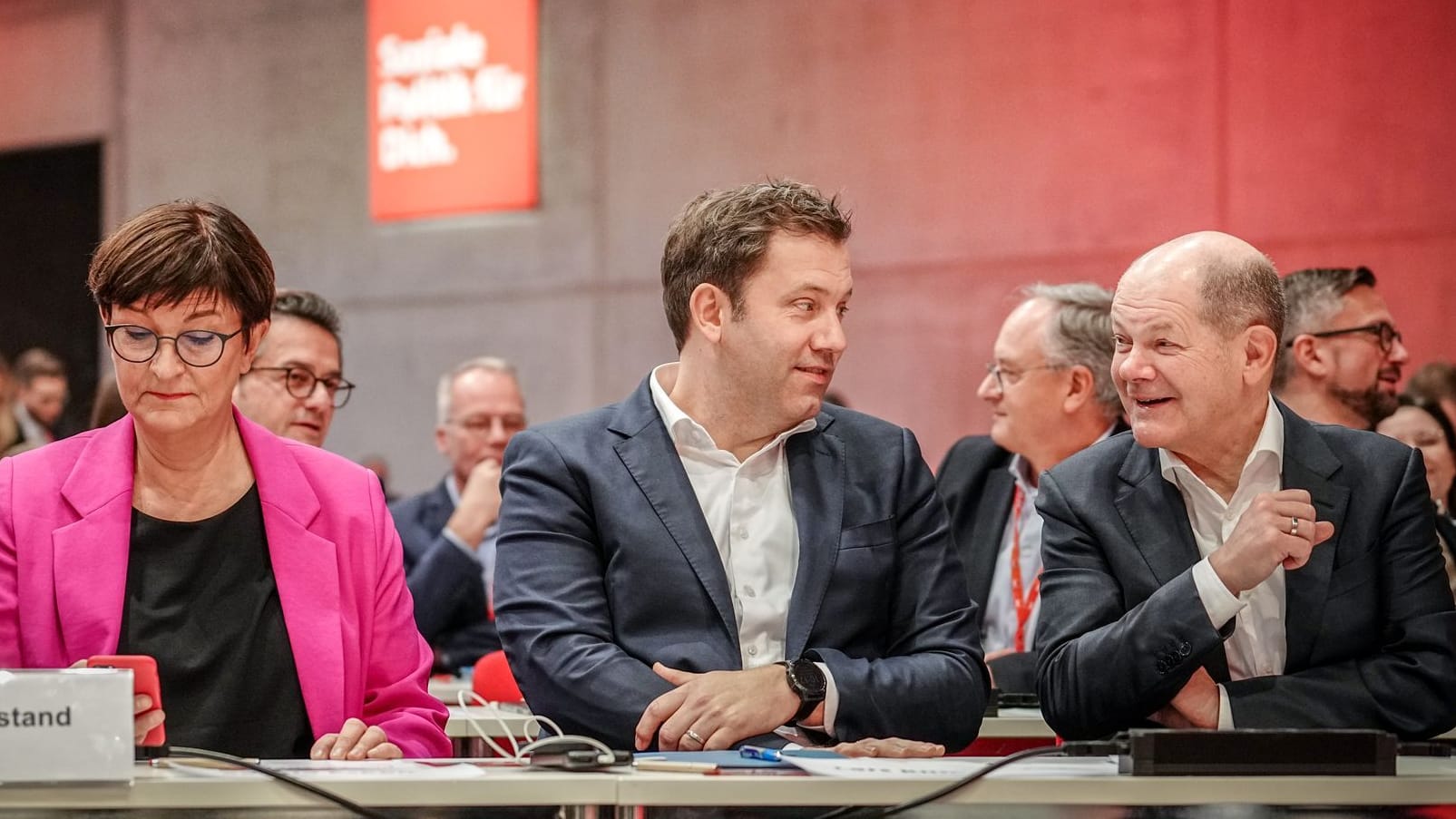 08.12.2023, Berlin: Kevin Kühnert (l-r), SPD-Generalsekretär, Saskia Esken, SPD-Bundesvorsitzende, Lars Klingbeil, SPD-Bundesvorsitzender, und Bundeskanzler Olaf Scholz (SPD) nehmen am ordentlichen Bundesparteitag der SPD auf dem Berliner Messegelände teil. Vom 08. bis 10.12.2023 wollen die Delegierten unter anderem einen Leitantrag zur Modernisierung Deutschlands verabschieden, mit dem sich die SPD für die nächste Bundestagswahl 2025 aufstellen will. Foto: Kay Nietfeld/dpa +++ dpa-Bildfunk +++