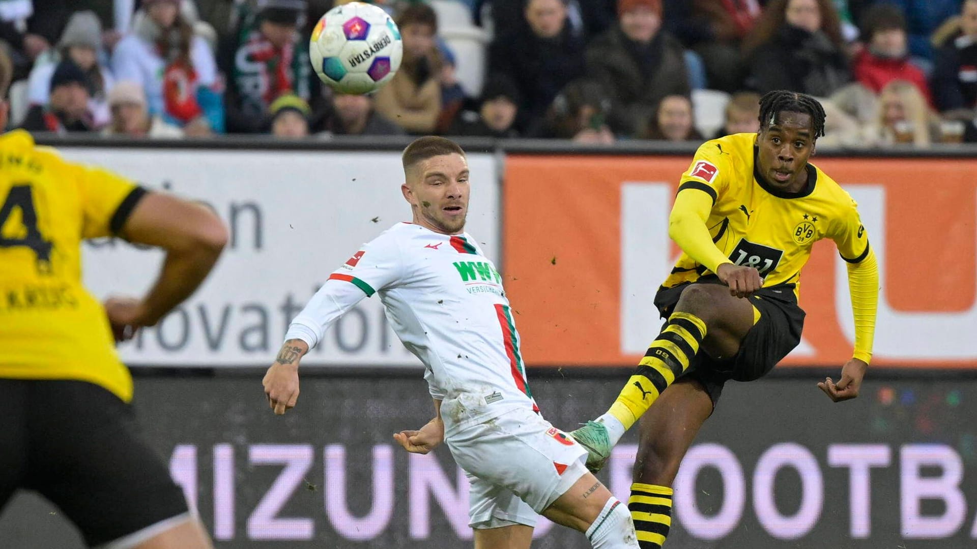 Jamie Bynoe-Gittens (r.) schießt aufs Tor: Beim Spiel des BVB in Augsburg kam es zu einem kuriosen Moment für die TV-Zuschauer. Jamie Bynoe-Gittens (r.) schießt aufs Tor: Beim Spiel des BVB in Augsburg kam es zu einem kuriosen Moment für die TV-Zuschauer.