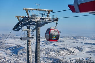 Die Kombibahn im Skigebiet in Nesselwang (Archivbild): Am Lift sind sowohl Gondeln als auch Sessel befestigt.