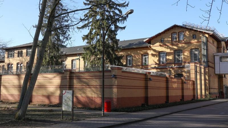 Eines der Gebäude vom Krankenhaus-Maßregelvollzug auf dem Gelände der Karl-Bonhoeffer-Nervenklinik: