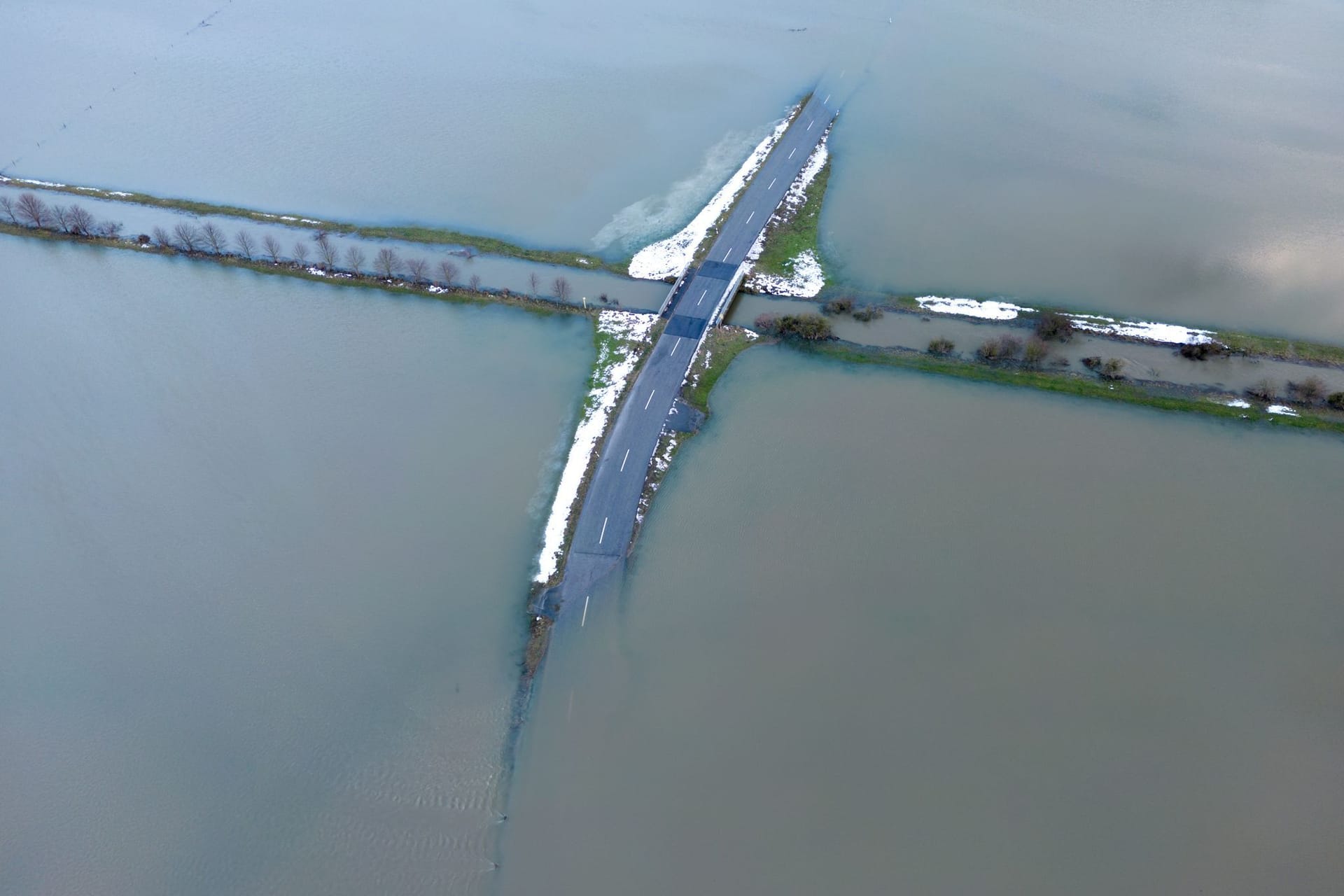 Bayern, Vilsbiburg: Eine Straße zwischen Achldorf und Gaindorf ist vom Hochwasser der Großen Vils überflutet.