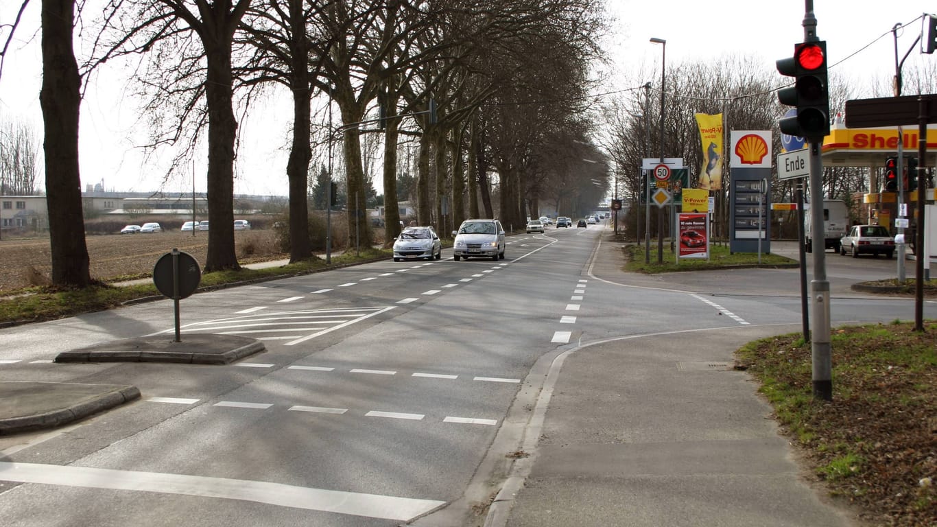 Die Dürener Straße in Köln: Auf Höhe des Rosengartens ist hier am Montagabend eine Frau überfallen worden.