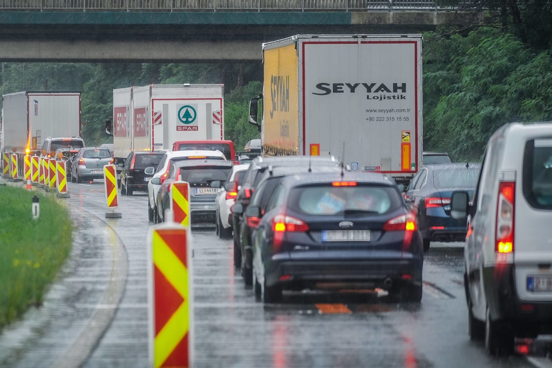 Baustelle auf der Autobahn: Nur jedes dritte Auto darf hier links fahren. Woran liegt das?