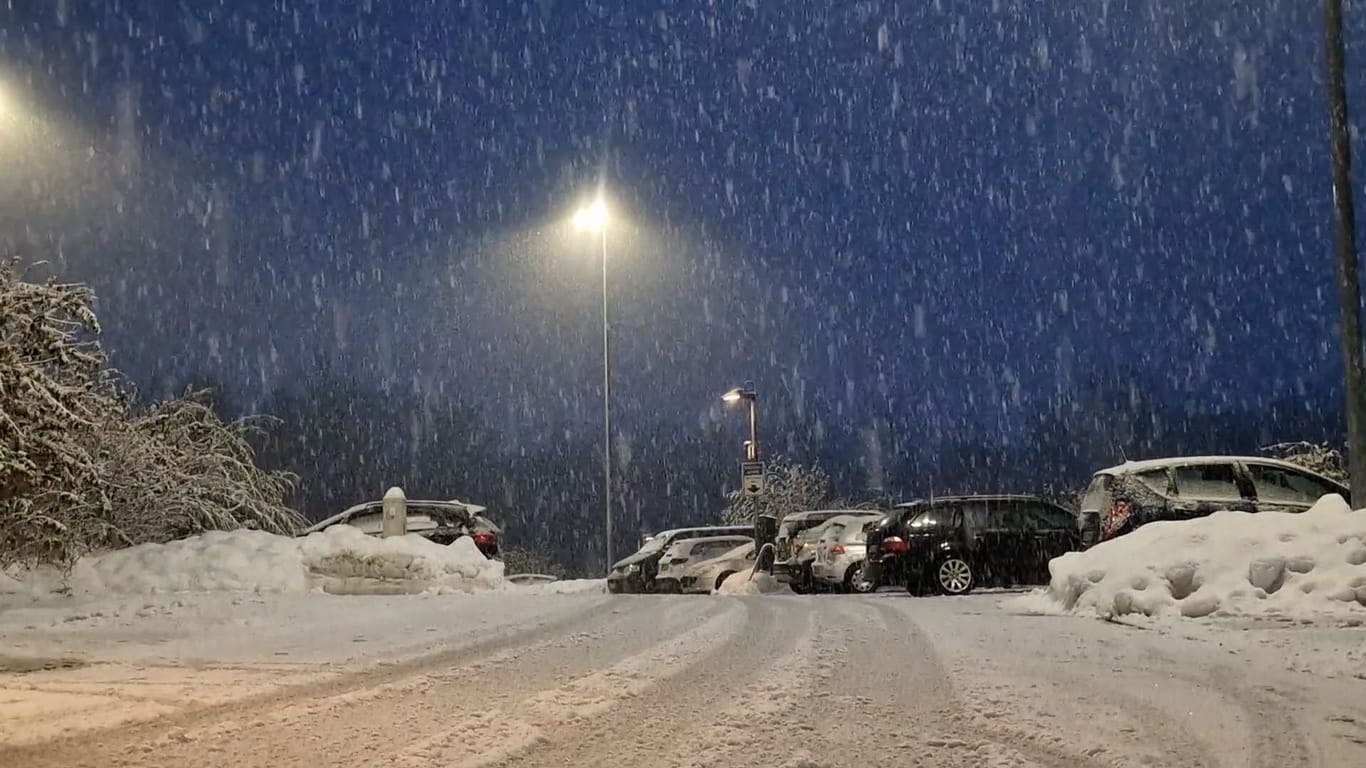 Schneefall in Miesbach: Bis zu 40 Zentimeter könnten in Bayern fallen – auch im Großraum München.