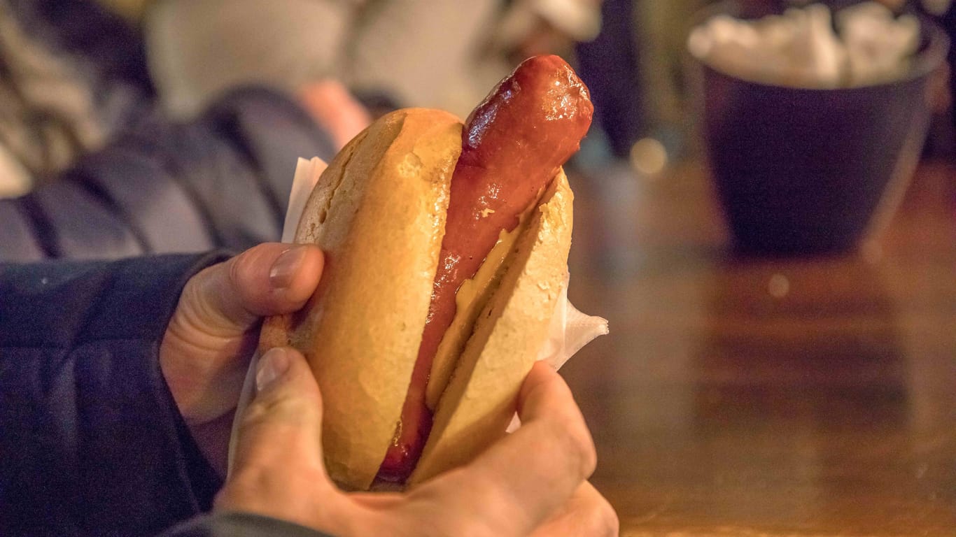 Bratwurst mit Senf in einem Brötchen (Symbolfoto): Eine traditionsreiche Wurstbude schließt zum Jahresende für immer in Bremen.