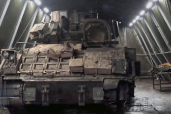 Erbeuteter Bradley-Panzer im russischen Staatsfernsehen vorgeführt