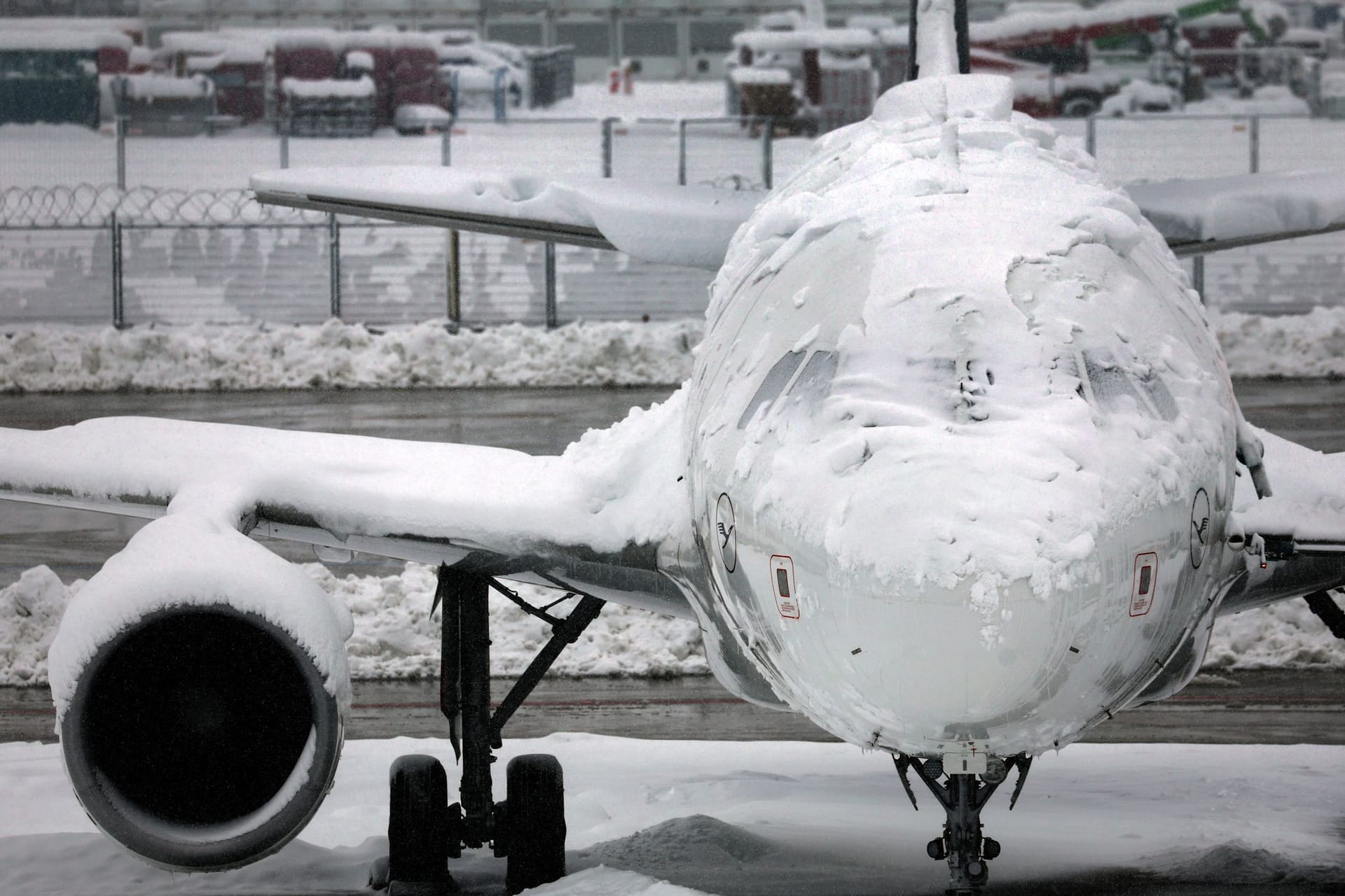 Flughafen in München: Schneechaos legt Betrieb lahm.