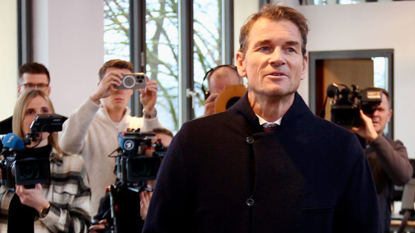Jens Lehmann betritt den Gerichtssaal in Starnberg. Etliche Medienvertreter sind auch gekommen und wollen den Prozess verfolgen.