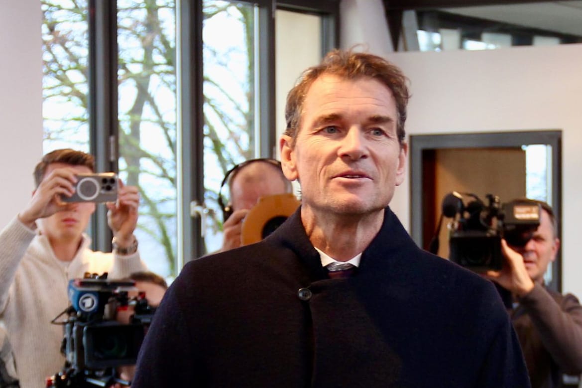 Jens Lehmann betritt den Gerichtssaal in Starnberg. Etliche Medienvertreter sind auch gekommen und wollen den Prozess verfolgen.