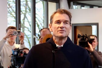 Jens Lehmann betritt den Gerichtssaal in Starnberg. Etliche Medienvertreter sind auch gekommen und wollen den Prozess verfolgen.