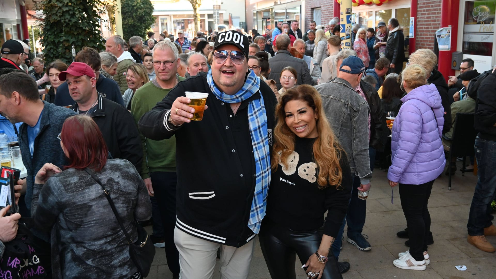 Eines der letzten gemeinsamen Fotos von Andreas Ellermann und Patricia Blanco: Beim Tanz in den Mai in der Schwarzenbek Passage zeigten sie sich noch als Paar.