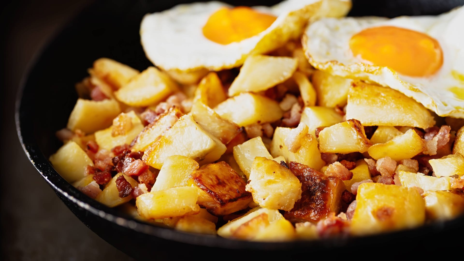 Bratkartoffeln mit Spiegelei in einer Pfanne (Symbolbild): In der Kneipe kommt nur nachts etwas auf den Tisch.