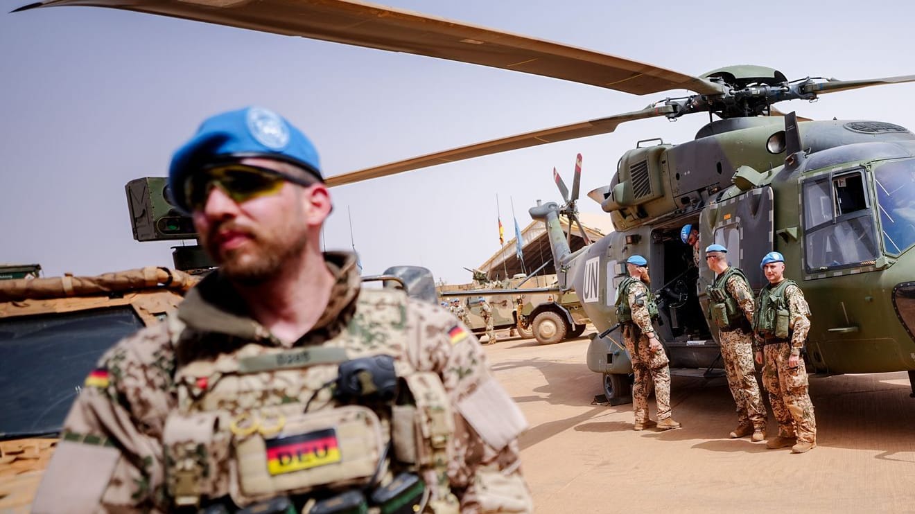 Bundeswehrsoldaten an einem NH90-Hubschrauber in der malischen Stadt Gao (Archivbild): Die letzten Soldaten verließen ihr Camp am Dienstag in zwei Transportflugzeugen.