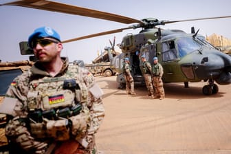 Bundeswehrsoldaten an einem NH90-Hubschrauber in der malischen Stadt Gao (Archivbild): Die letzten Soldaten verließen ihr Camp am Dienstag in zwei Transportflugzeugen.