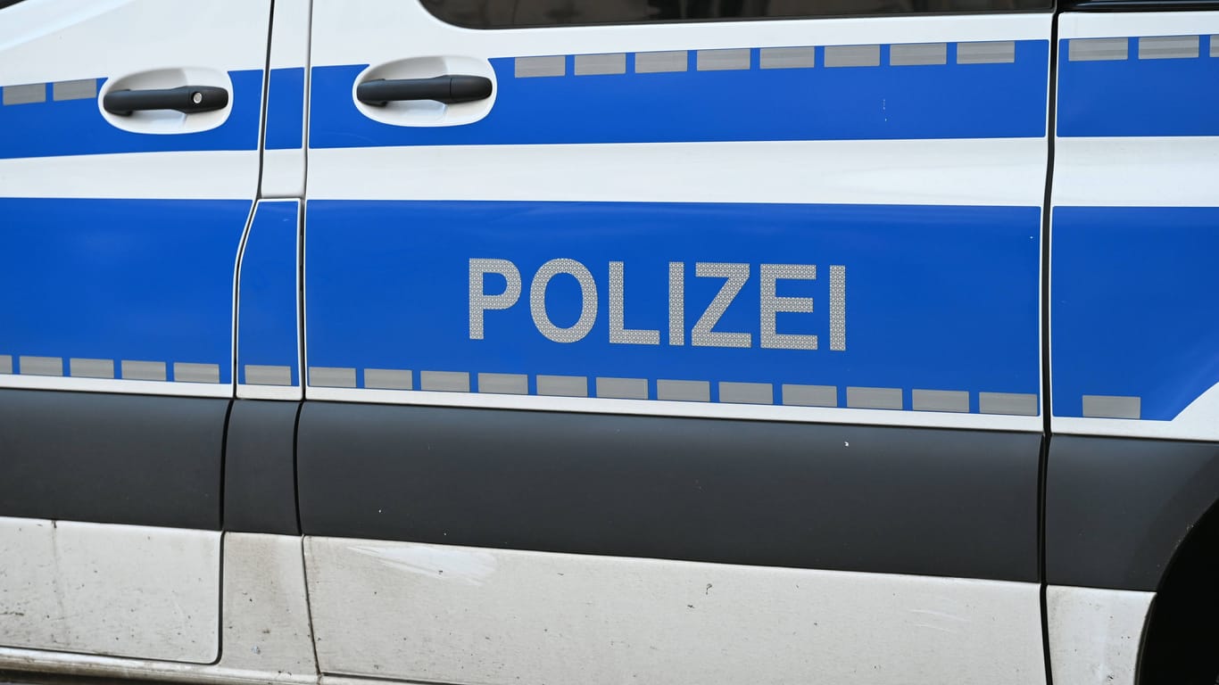 Schriftzug Polizei auf einem Fahrzeug (Symbolfoto): Wenige hundert Meter von einer Polizeiwache entfernt, ist ein Juwelier Opfer eines Einbruchs geworden.