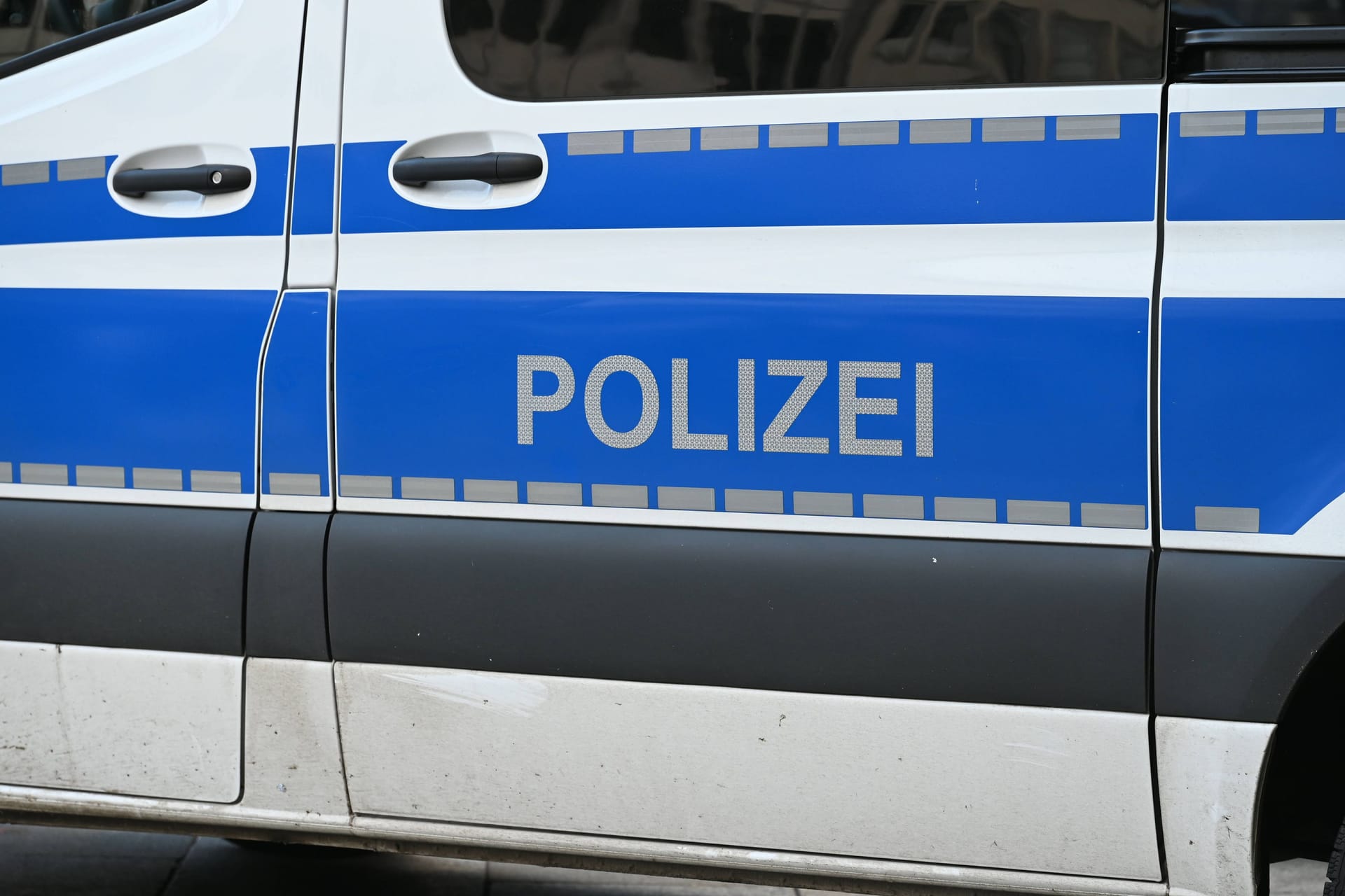 Schriftzug Polizei auf einem Fahrzeug (Symbolfoto): Wenige hundert Meter von einer Polizeiwache entfernt, ist ein Juwelier Opfer eines Einbruchs geworden.