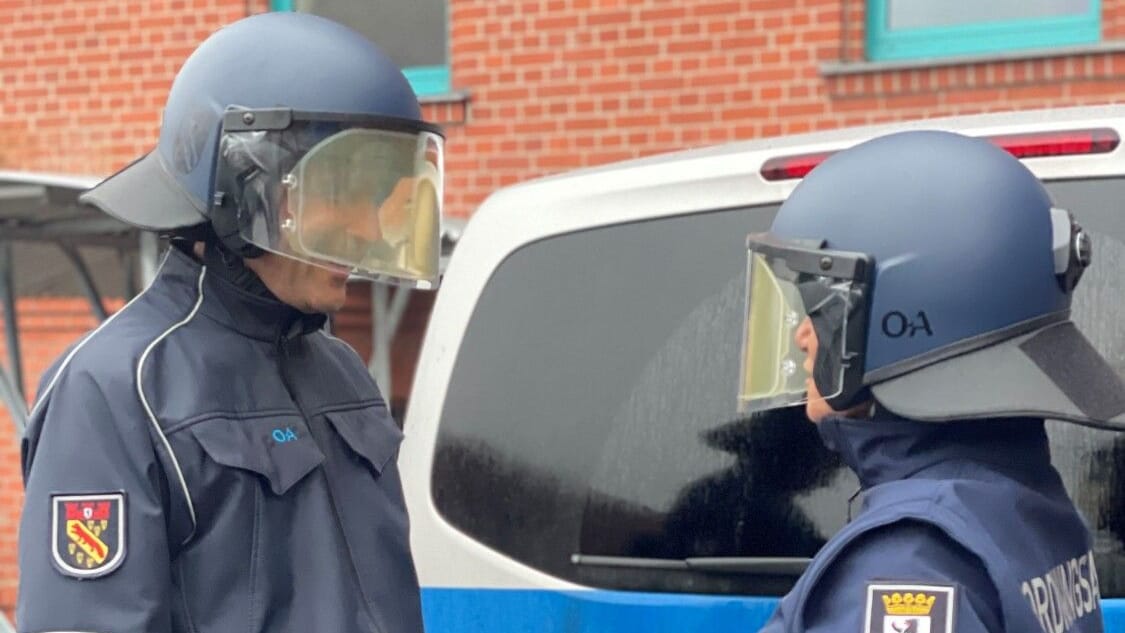 Reinickendorf: Ordnungsamtsmitarbeiter sollen durch Schutzhelme mehr Sicherheit in kritischen Situationen bekommen. Reinickendorf: Ordnungsamtsmitarbeiter sollen durch Schutzhelme mehr Sicherheit in kritischen Situationen bekommen.