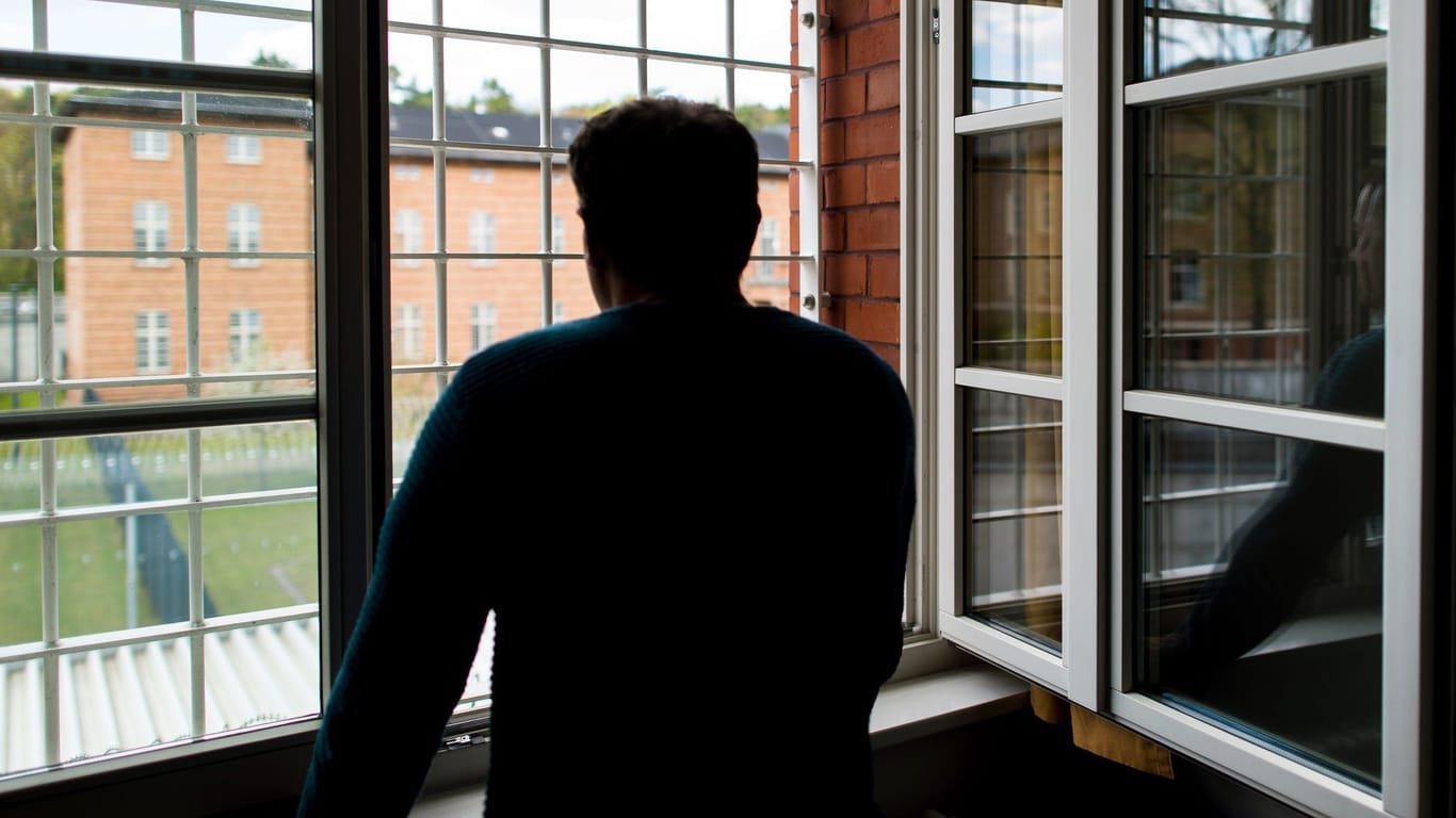 Ein Straftäter steht vor einem Fenster in einer Klinik für Forensische Psychiatrie (Symbolfoto): An den Sicherheitsmaßnahmen in Bremen gibt es Kritik.