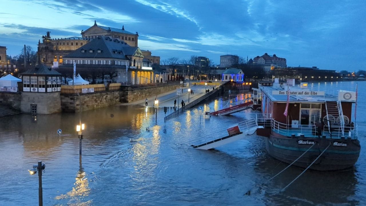 Die Elbe hat das Terrassenufer komplett überspült: Das zieht Schaulustige an.