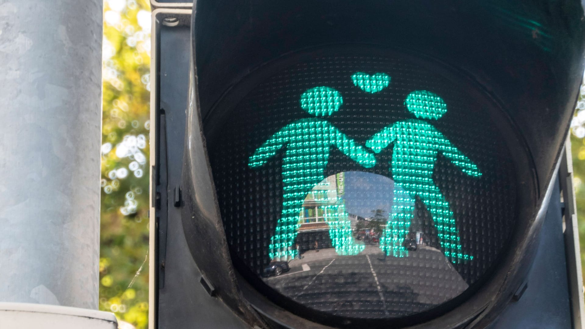 Gleichgeschlechtliches Ampelpärchen an einer Fußgängerampel.