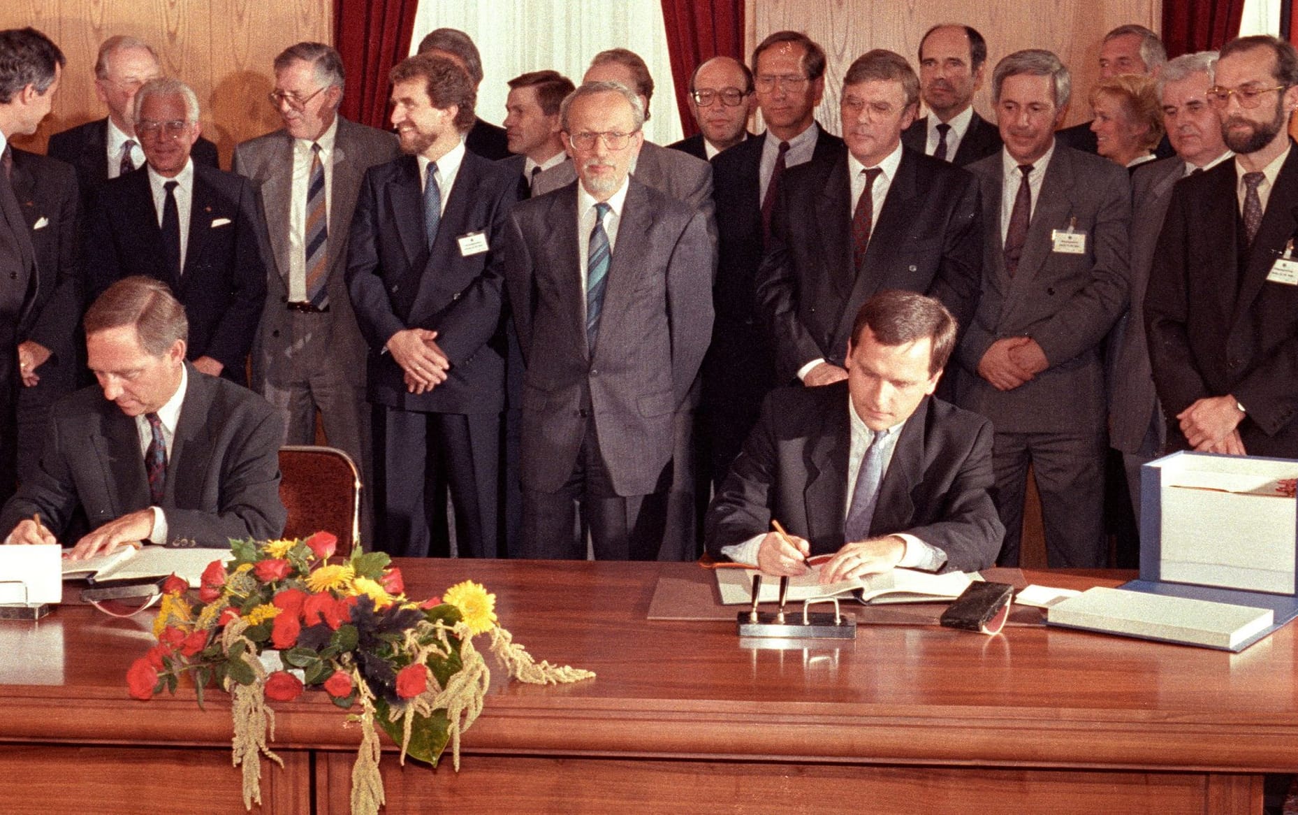 Schäuble war einer der Chefverhandler zur Zusammenführung des gespaltenen Deutschlands. Das Bild zeigt ihn als Innenminister der BRD und den Staatssekretär der DDR Günter Krause bei der Unterzeichnung des Vertrags zur Wiedervereinigung.