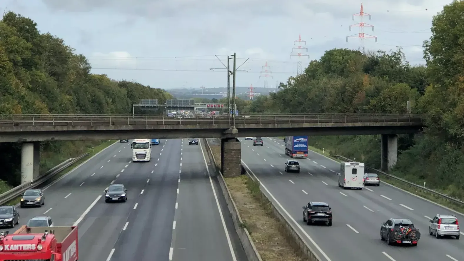 Bahnbrücke über der A1: Die Deutsche Bahn baut eine neue Brücke parallel zur alten. Der Einbau ist für 2024 geplant.