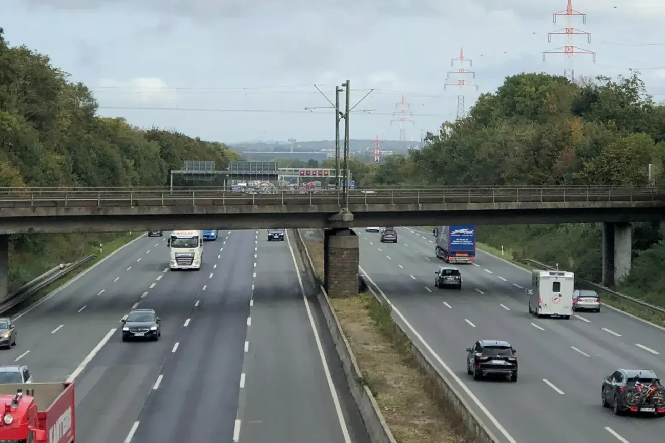 Bahnbrücke über der A1: Die Deutsche Bahn baut eine neue Brücke parallel zur alten. Der Einbau ist für 2024 geplant.