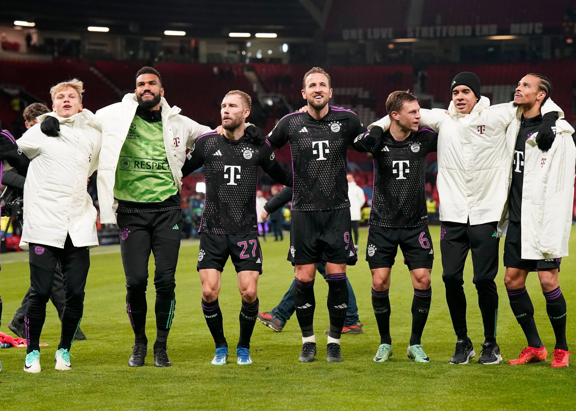 Der FC Bayern gewinnt das abschließende Gruppenspiel in der Champions League bei Manchester United mit 1:0. Die Wiedergutmachung für das 1:5-Debakel in Frankfurt ist damit geglückt. So richtig überzeugen können dabei aber nur wenige Münchner. Die Einzelkritik.