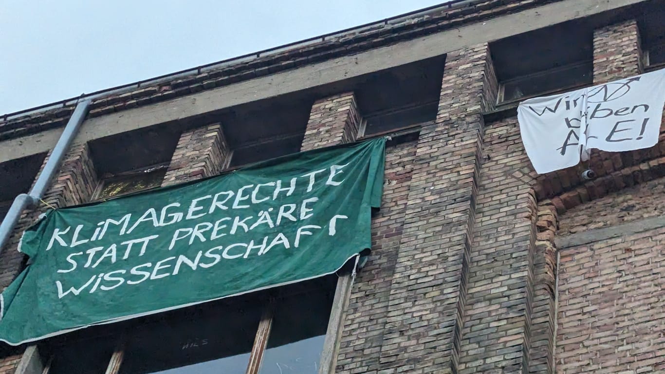 Aktivisten haben Plakate an die Fassade der Dondorf Druckerei in Frankfurt Bockenheim gehängt.