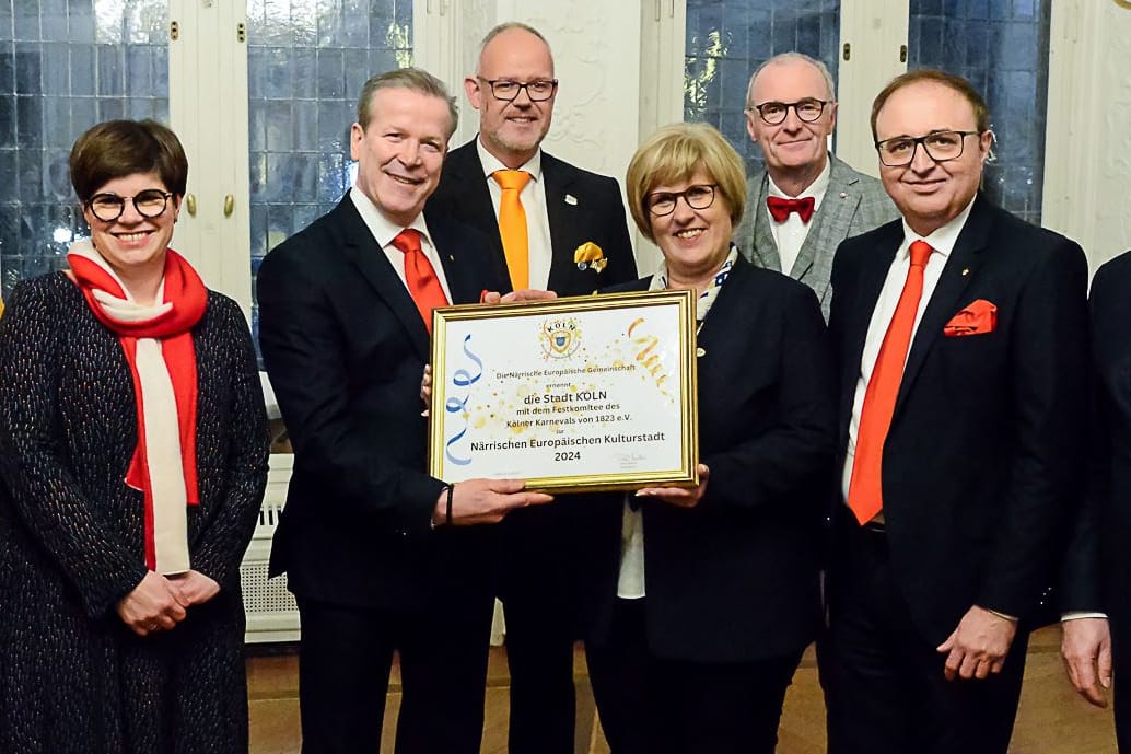 Im Aachener Rathaus: Die Bürgermeister von Aachen und Köln sowie der Vorstand des Festkomitees Kölner Karneval waren bei der Titelverleihung anwesend.