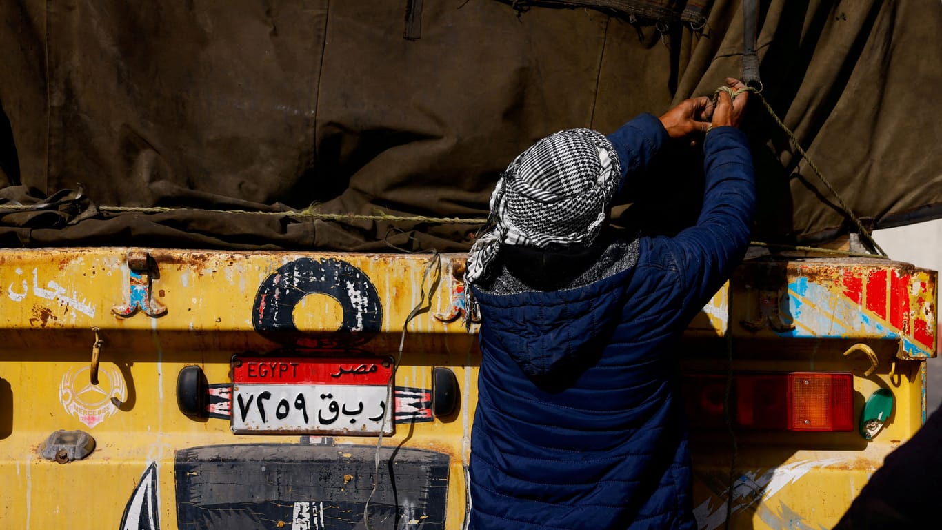 Ein Mann an einer Hilfslieferung aus Ägypten (Archivbild): Laut UN sollten die Grenzübergänge geöffnet bleiben.