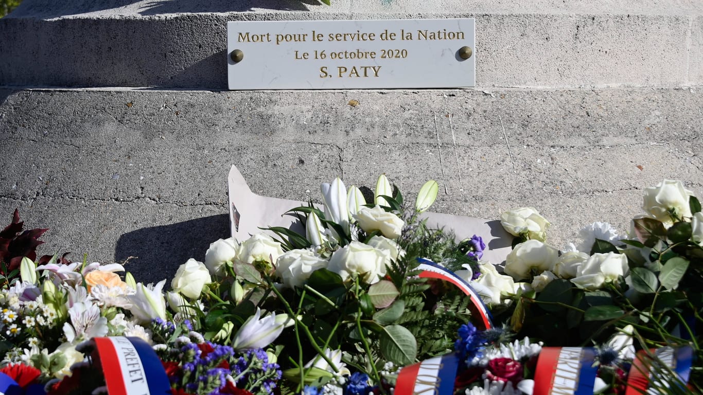 Gedenkort für Samuel Paty (Archivbild): Der Geschichtslehrer wurde vor drei Jahren in einem Pariser Vorort getötet und enthauptet.